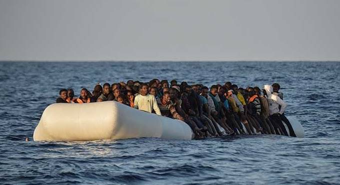 Migranti, a centinaia attraversano la Manica per fuggire in Inghilterra