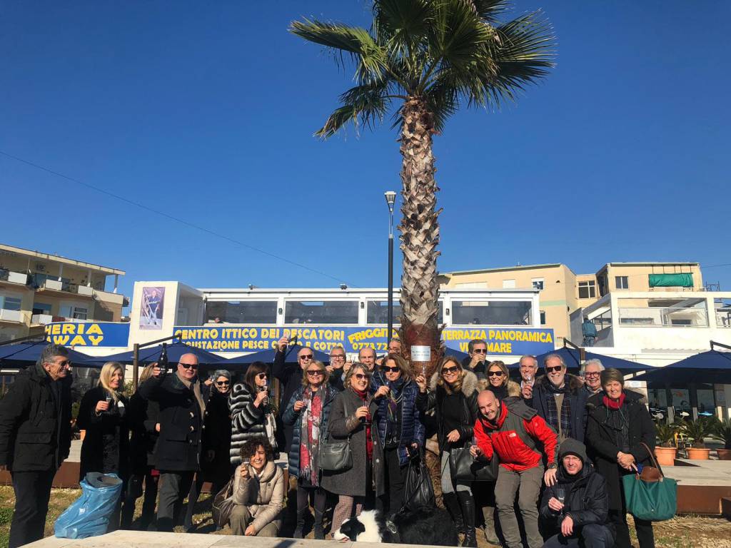 Terracina, dagli “amici del Bar Milano” una palma per la ricostruzione dopo il tornado