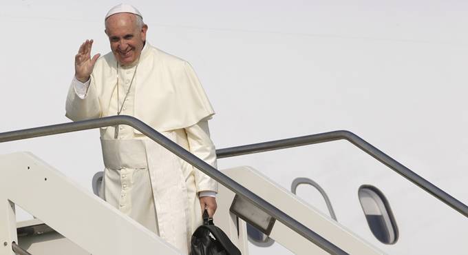 Papa Francesco in volo verso il Marocco a bordo di un Airbus di Alitalia