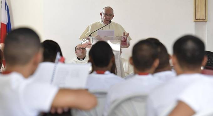 Gmg, il Papa confessa i giovani detenuti: “Ognuno di noi è molto più di un etichetta”