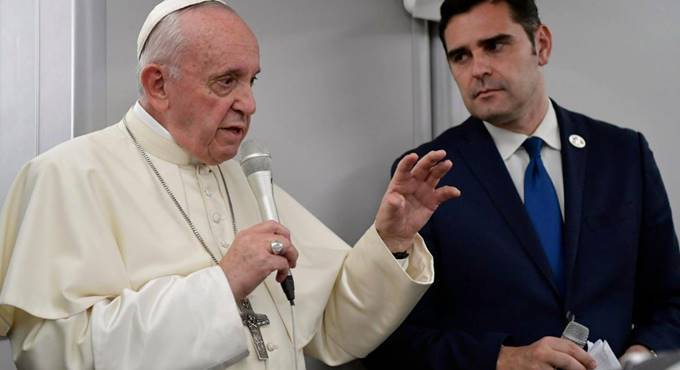 Abusi sulle suore e dialogo con l’Islam, la conferenza aerea di Papa Francesco di ritorno da Abu Dhabi