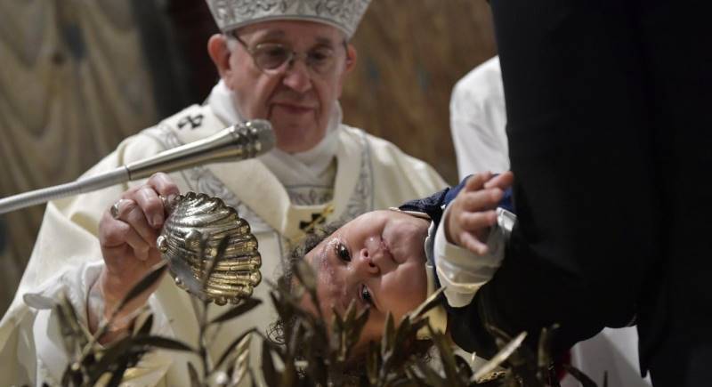 Il Papa battezza 13 bambini nella Cappella Sistina: “E’ come un nuovo compleanno”