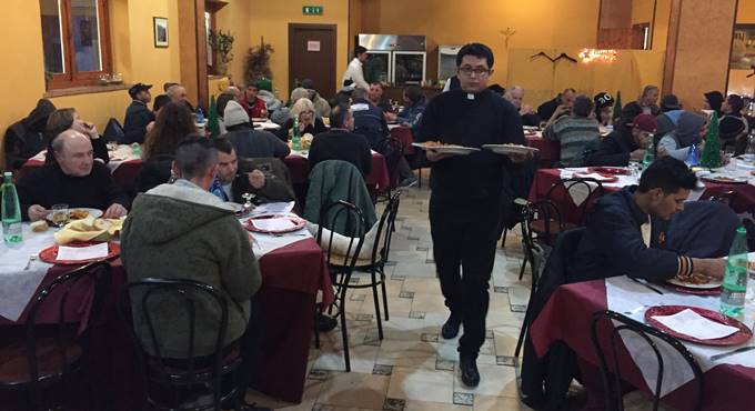 Cena con i poveri a Latina, i preti fanno da camerieri