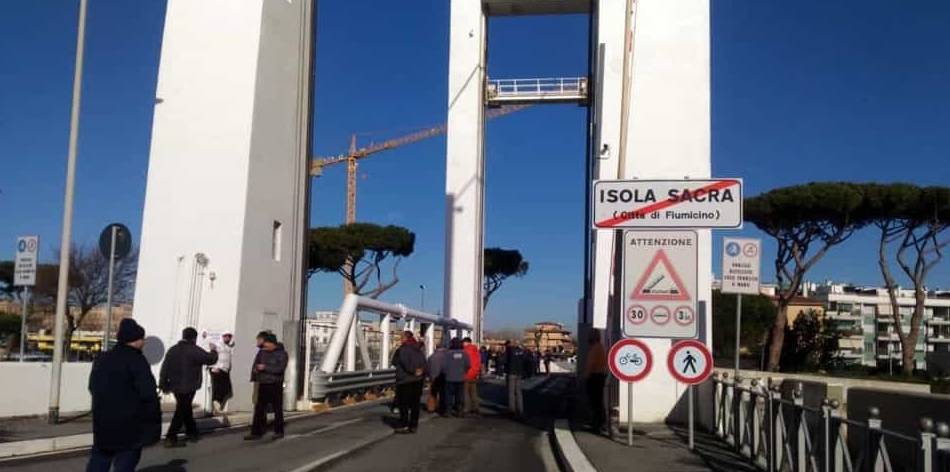 Fiumicino, protesta dei pescatori contro gli orari di apertura del Ponte 2 Giugno