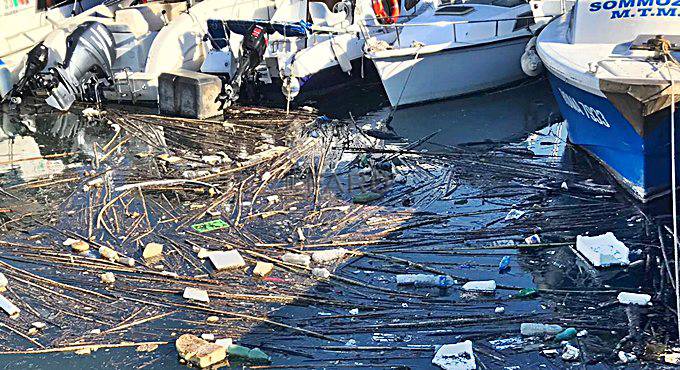 La Darsena di Fiumicino invasa dai rifiuti, lunedì l’intervento di pulizia
