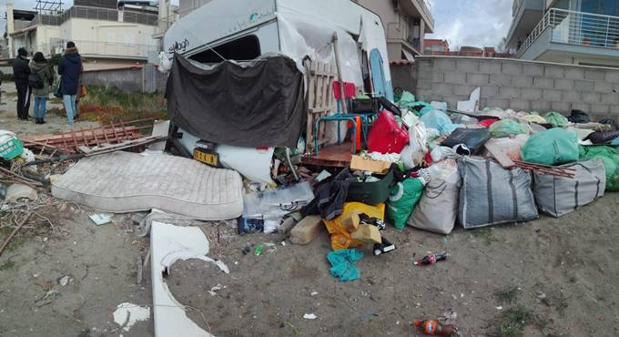 Fiumicino: rifiuti e degrado sul lungomare, CasaPound: “Il Sindaco ha abbandonato i cittadini”