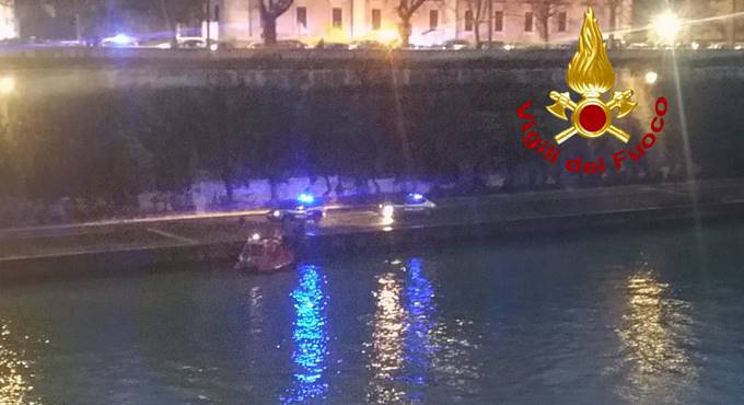 Roma, paura a Ponte Sisto: un uomo precipita nel Tevere