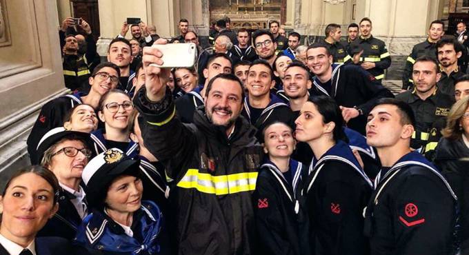 I Vigili del fuoco denunciano Salvini, la Polizia di Stato lo difende