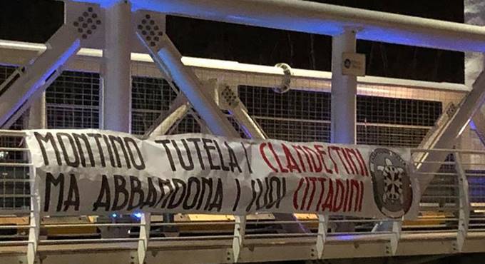 Fiumicino, striscione di CasaPound contro Montino sul Ponte 2 Giugno
