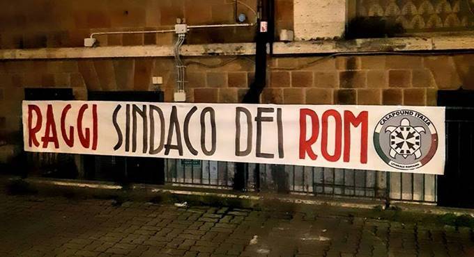 Ostia, striscione di CasaPound contro la Raggi: “Sindaco dei rom”