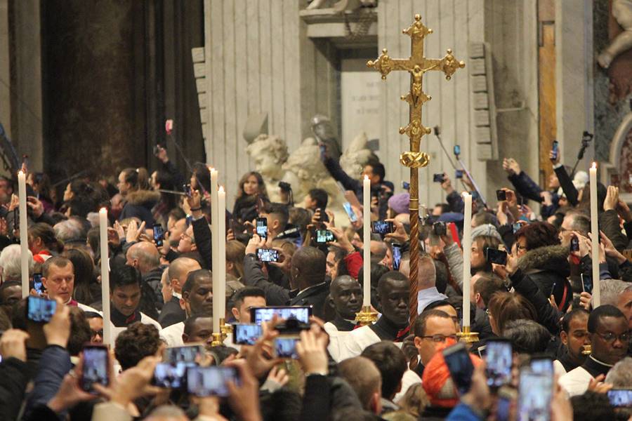 Vaticano, Messa e Angelus dell'Epifania 2019