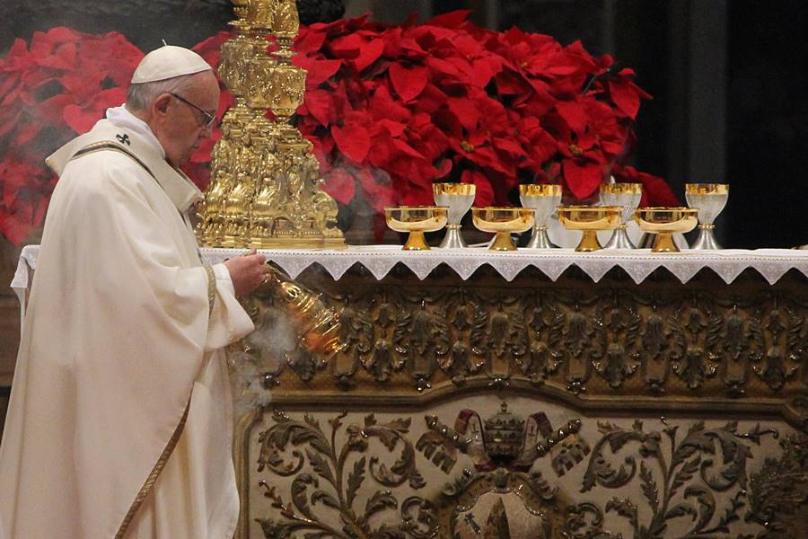 Messa dell’Epifania, il Papa: “Dio non sale alla ribalta del mondo per manifestarsi”