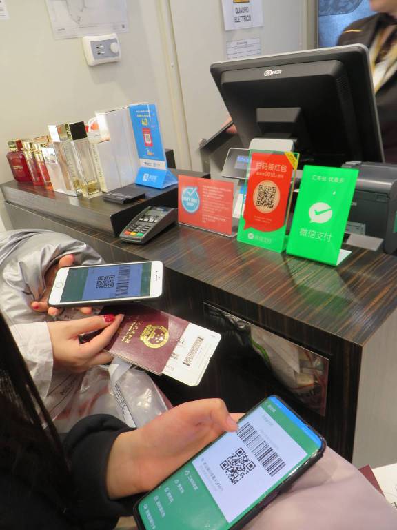 Al Leonardo da Vinci i passeggeri cinesi fanno shopping con WeChat Pay