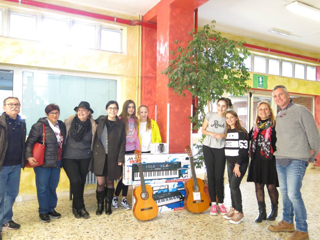 L’Acis Onlus Fiumicino dona chitarre e tastiere all’Ic Porto Romano