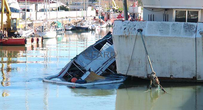 Fiumicino, barcone-ristorante semiaffondato sul Tevere, domattina la rimozione