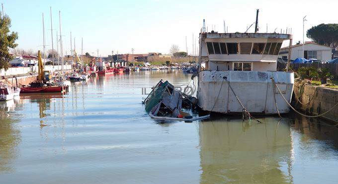 Fiumicino, barcone-ristorante semiaffondato sul Tevere, domattina la rimozione