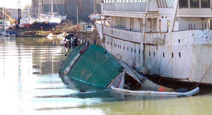 Fiumicino, barcone-ristorante semiaffondato sul Tevere, domattina la rimozione