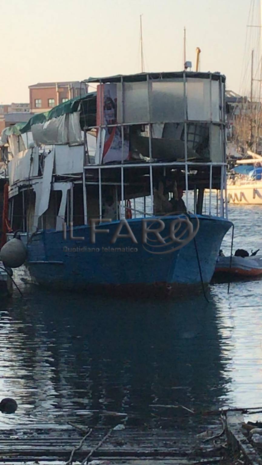 Barcone ristorante Azzurra semi affondato a Fiumicino