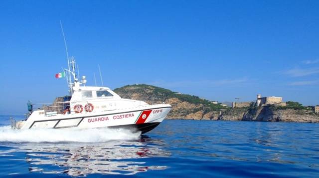 Blitz della Guardia costiera, a Mola sequestrati 150 metri di reti da posta