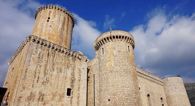 Fondi, al Castello Caetani la presentazione di “Ladra d’Amore”
