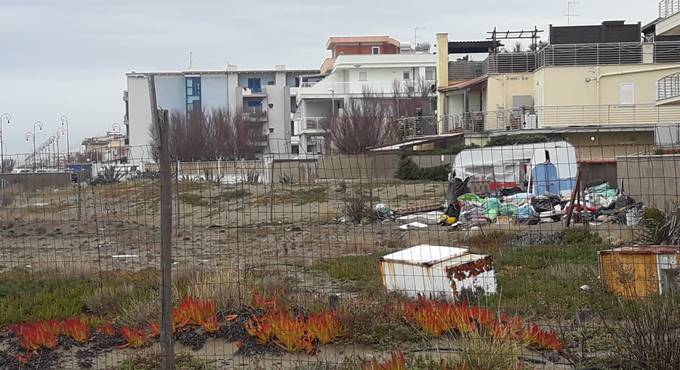 Fiumicino: discarica a via del Faro, ordinata la pulizia e lo sgombero dei rifiuti