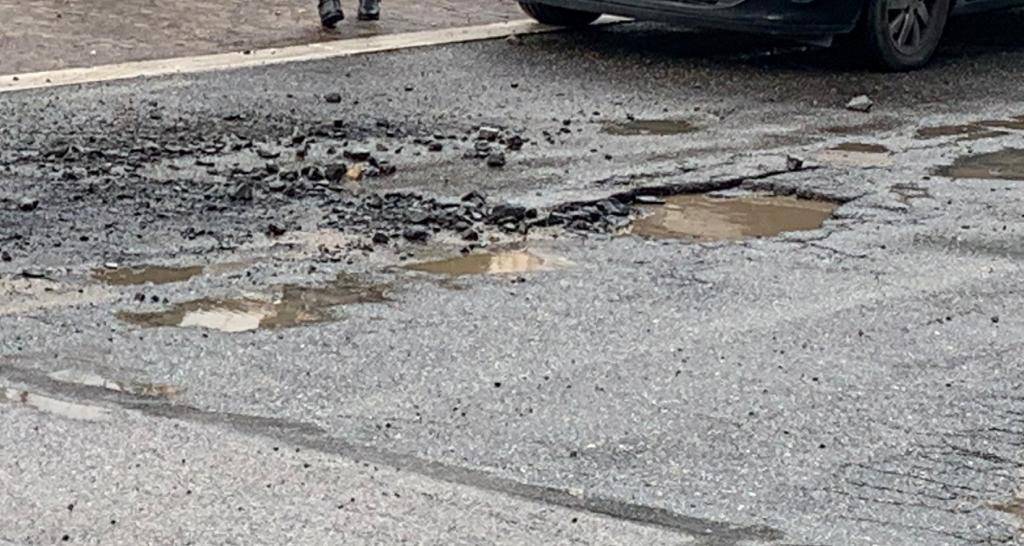Buche a Fiumicino, il M5S: “Necessario un intervento straordinario di manutenzione stradale”