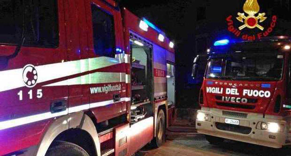 Paura a Ostia, incendio con esplosione in palazzina: una donna ferita