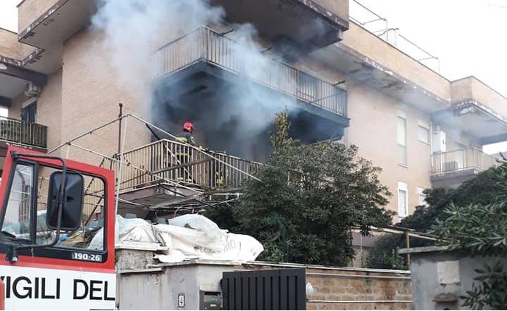 Ardea, in fiamme un appartamento al primo piano in una palazzina in via Catanzaro