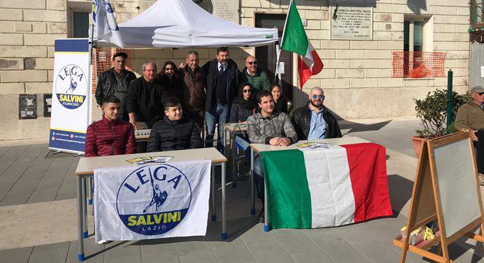 Lega Giovani Fiumicino, con i banchi di scuola in piazza per chiedere nuove aule