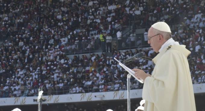 Papa Francesco: “Fede umile e amore concreto, ecco le sole armi del cristiano”