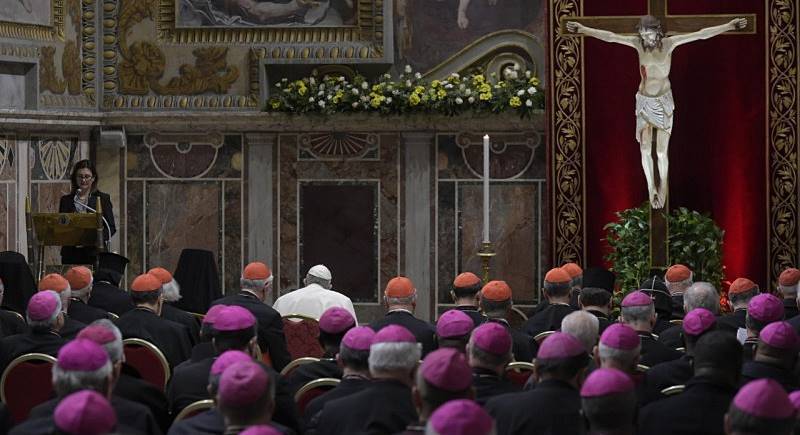 Pedofilia nella Chiesa, il Papa ai preti e ai Vescovi: “Obbligati a denunciare gli abusi”