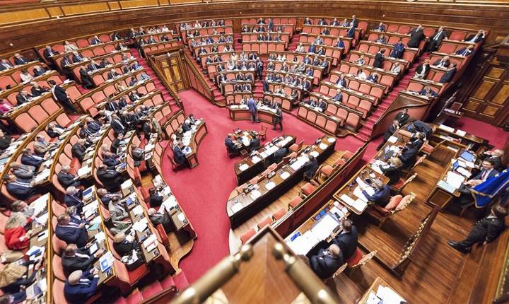 Il taglio dei parlamentari è legge, sforbiciata di oltre 300 seggi