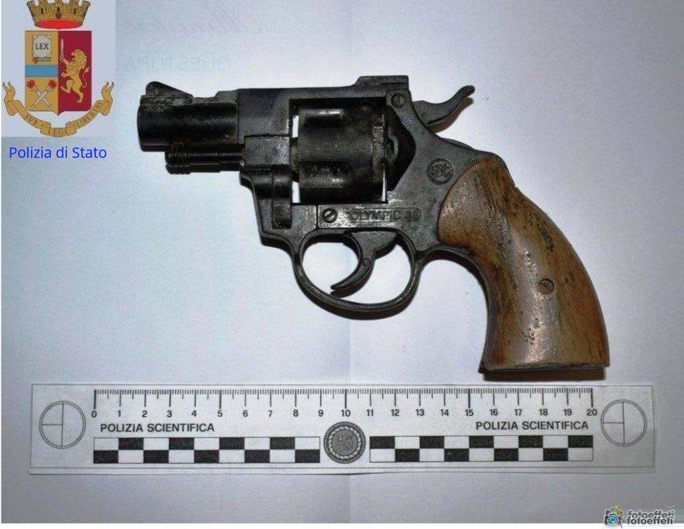 Terracina, ritrovata una pistola gettata nei giardini dell’ospedale