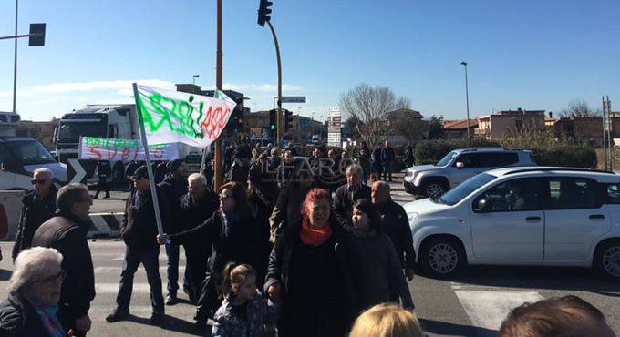Via della Scafa e via dell’aeroporto a Fiumicino, circolazione bloccata per protesta