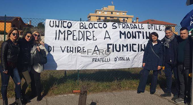 Protesta FdI via Trincea delle Frasche a Fiumicino