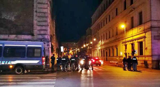 Europa League, maxi rissa tra tifosi nel centro di Roma: tre accoltellati