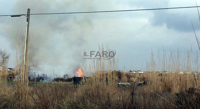 Fiumara Grande, incendio di sterpaglie minaccia una casa