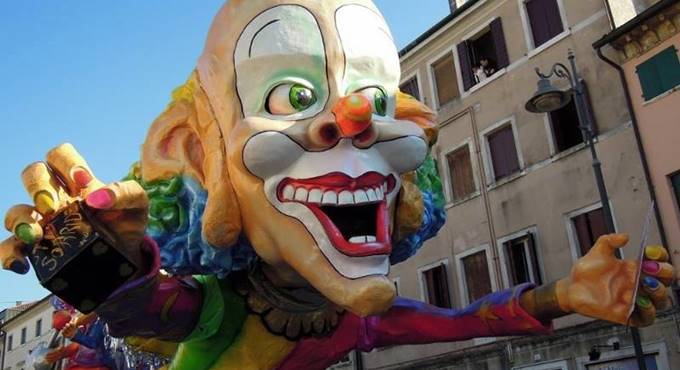 Latina, oggi la tradizionale sfilata dei carri di Carnevale