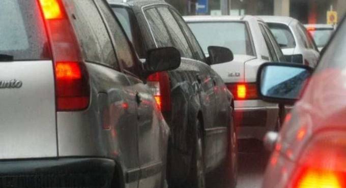Montalto, camion perde il carico sulla Castrense: traffico paralizzato