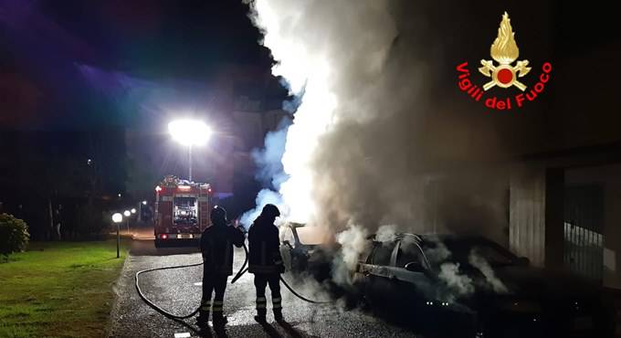 Paura all’alba a Fondi, due auto a fuoco in via Bulgaria