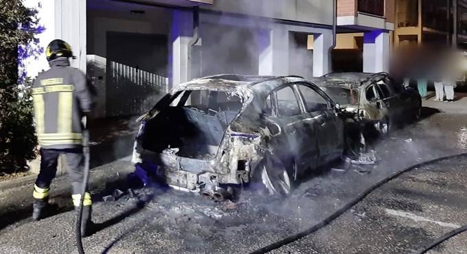 Paura all’alba a Fondi, due auto a fuoco in via Bulgaria