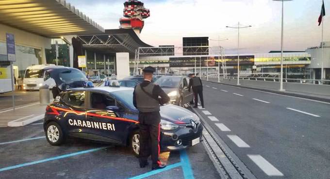 Rubavano profumi e cosmetici al duty-free dell’aeroporto, denunciate tre persone