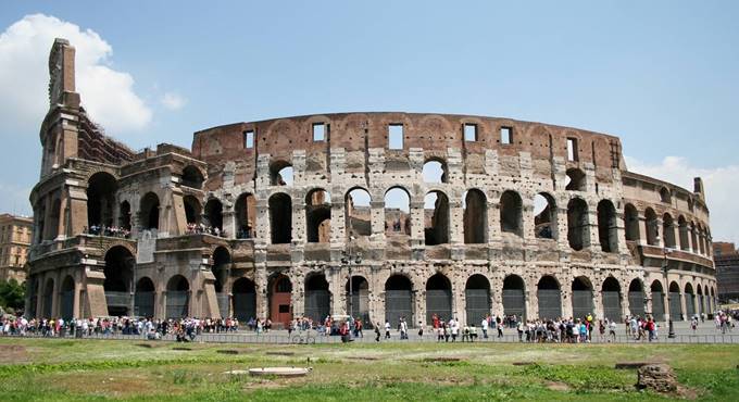 Covid-19, per gli studenti di Roma lezioni all’aperto nel parco archeologico del Colosseo