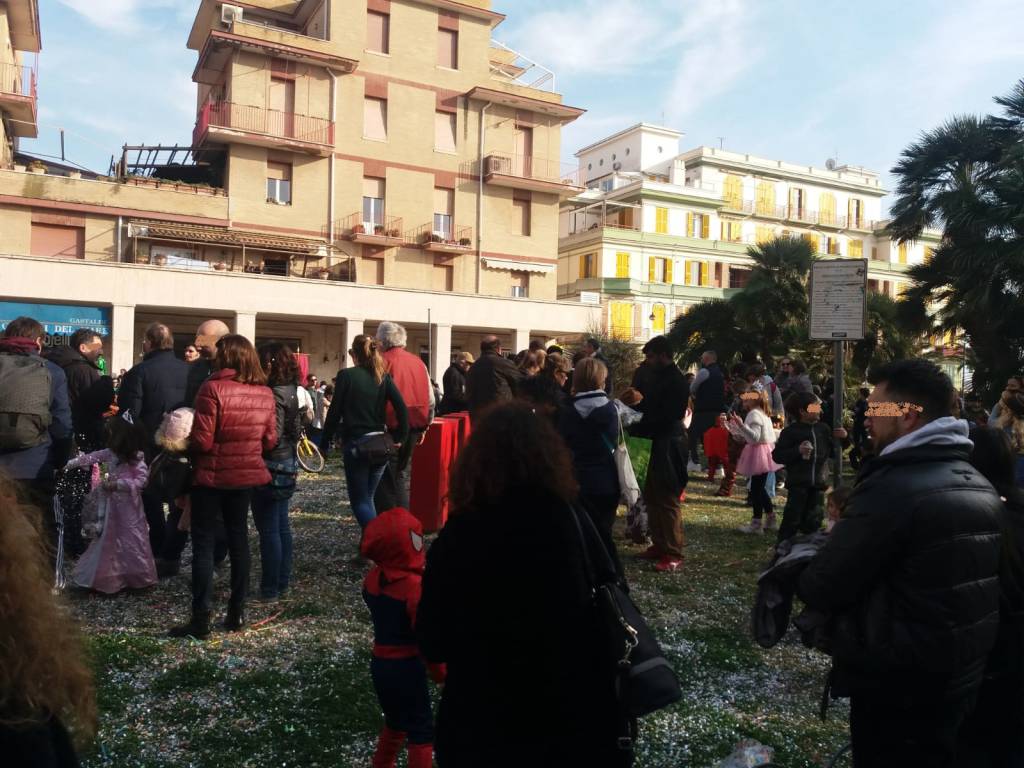 Ostia, affaire Bar Sisto: distrutte con il Carnevale le aiuole di piazza Anco Marzio