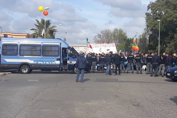 Ladispoli, tra polemiche e proteste piazza Almirante diventa realtà