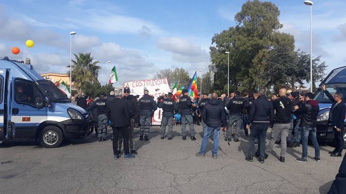 Ladispoli, tra polemiche e proteste piazza Almirante diventa realtà
