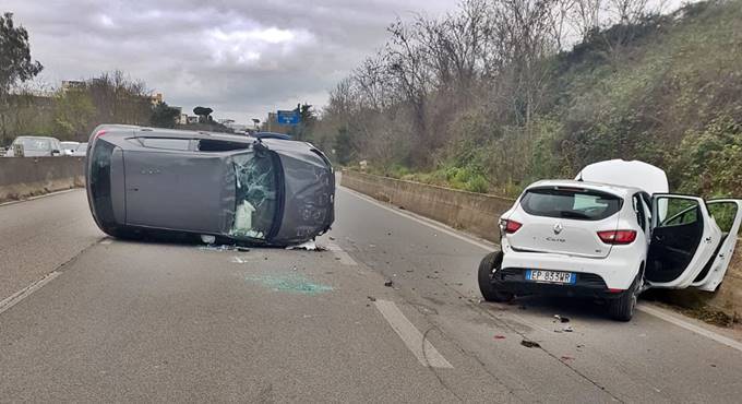 Incidente sulla Pontina, due auto di scontrano nei pressi di Pomezia