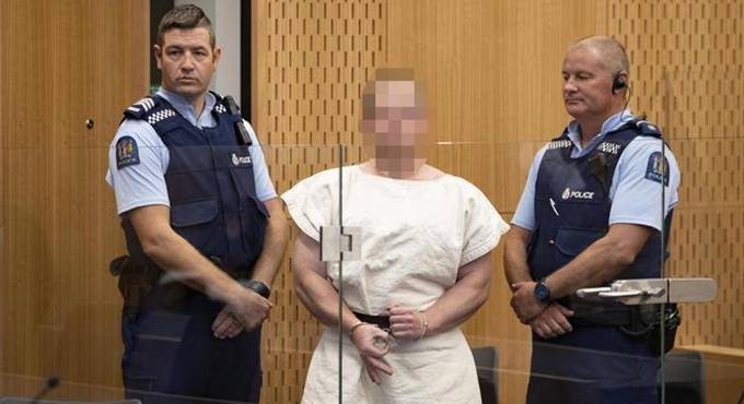 Strage in Nuova Zelanda, il ghigno del killer: in tribunale il gesto suprematista