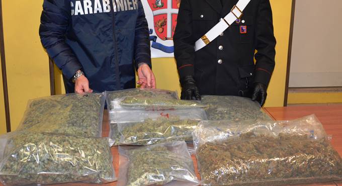 Roma, a spasso per San Basilio con un borsone pieno di marijuana: arrestato