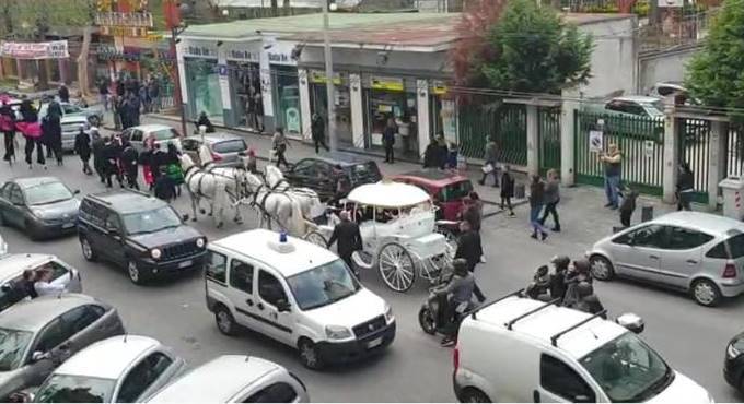 Napoli, le nozze della vedova del boss sfrattano la manifestazione anticamorra